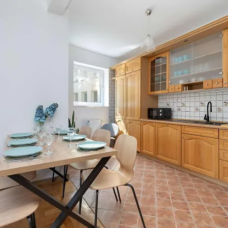 Family In Center With Balcony By Renters Lejlighed *
