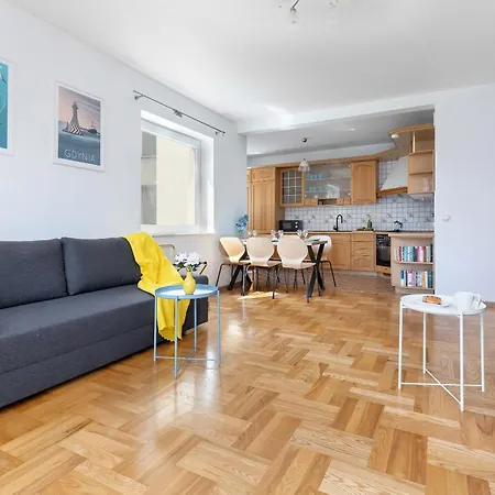 Family In Center With Balcony By Renters Lejlighed