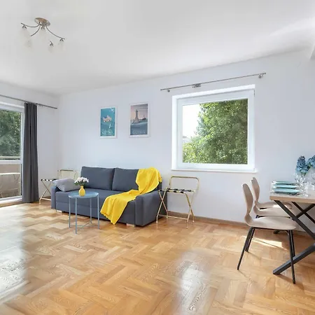 Family In Center With Balcony By Renters Lejlighed