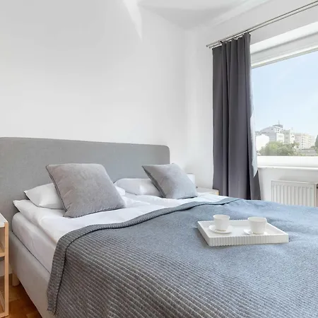Family In Center With Balcony By Renters Lejlighed *